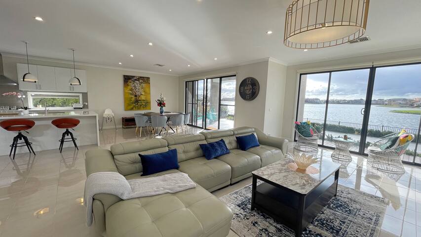 Luxury Waterfront Spacious House BBQ Lakes View gallery image 3