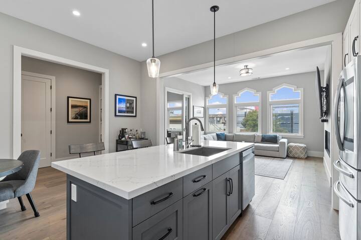 State-of-the-Art, Newly Renovated Cow Hollow Apt gallery image 2