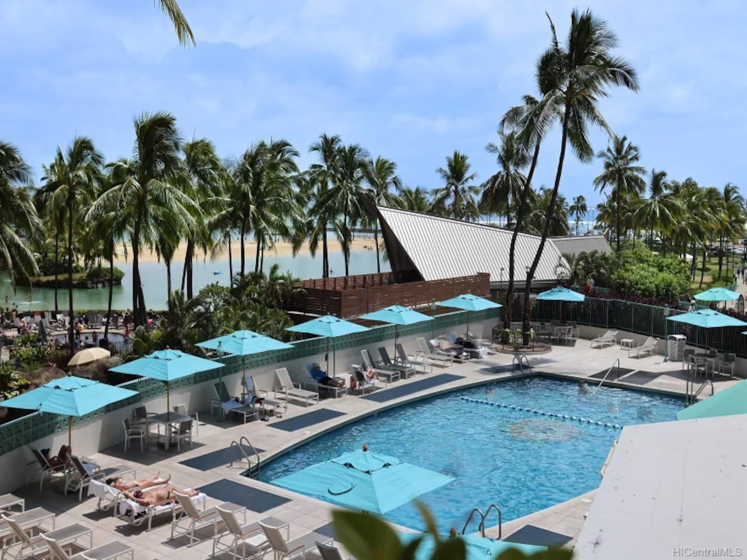 Condo in Honolulu · ★4.98 · Studio · 2 beds · 1 private bath - Image 14