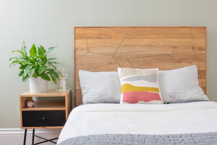 Designer Victorian Apartment w/Garage gallery image 5