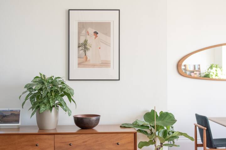 Designer Victorian Apartment w/Garage gallery image 4