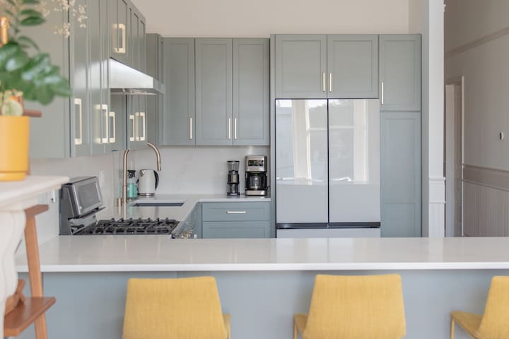 Designer Victorian Apartment w/Garage gallery image 3