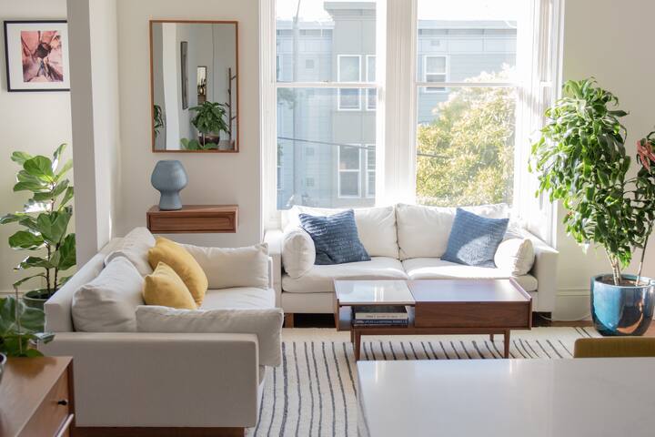 Designer Victorian Apartment w/Garage gallery image 2