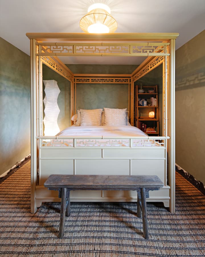 Chumba cha kulala cha 2 kinachukua mtazamo wa wabi-inspired. Hisi vipengele vya dunia vinavyokuzunguka unapopumzika baada ya siku ndefu. 