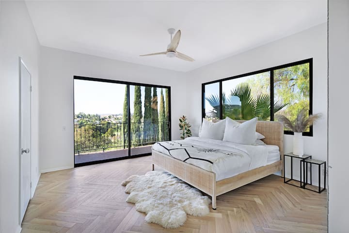 Chumba kikubwa cha kulala kina mwonekano tofauti na chumba kingine chochote ndani ya nyumba. Kamata asubuhi na mapema kutoka kwenye mto wako, jua linapoangaza angani, ukiangaza upande wa kilima cha rangi ya waridi na rangi ya machungwa. 