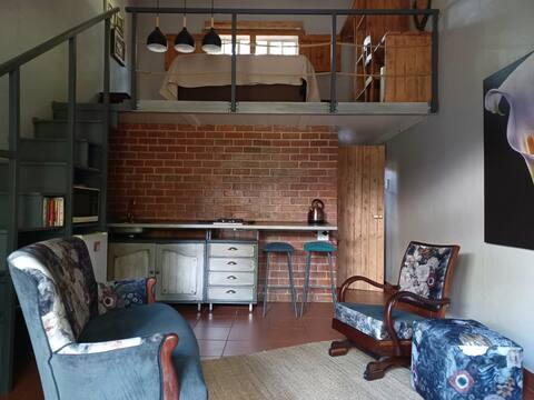 Small Stay.  Cottage for two with loft bedroom.