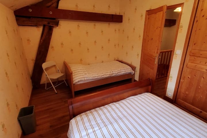 ห้องนอนที่ 2: เตียงคู่ 1 หลังและเตียงเดี่ยว 1 หลัง