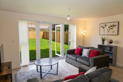 Spacious new build/FREE Parking/TV in each bedroom