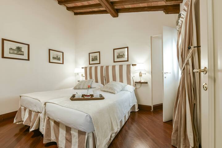 Buonarroti big apartment with terrace in Oltrarno gallery image 5