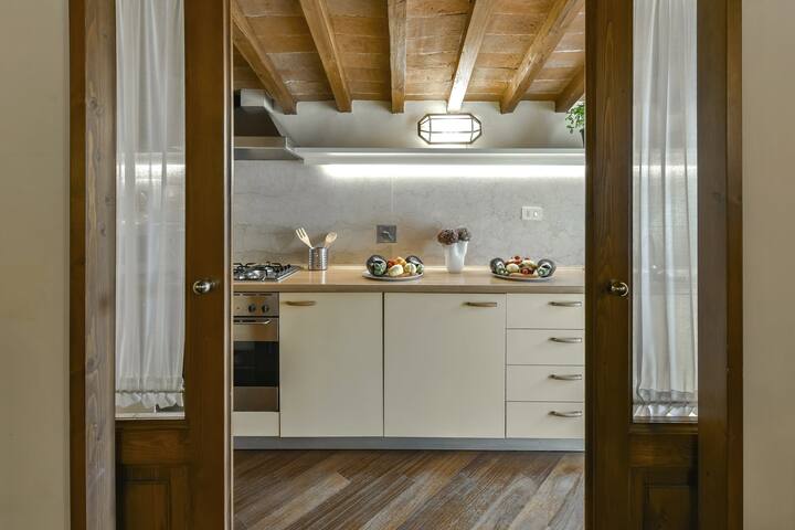 Buonarroti big apartment with terrace in Oltrarno gallery image 3