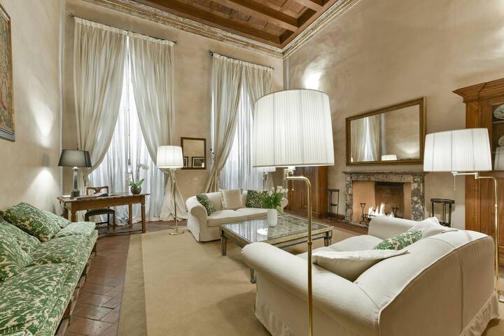 Raffaello apartment with fireplace in Oltrarno gallery image 2