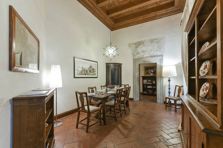 Raffaello apartment with fireplace in Oltrarno gallery image 4