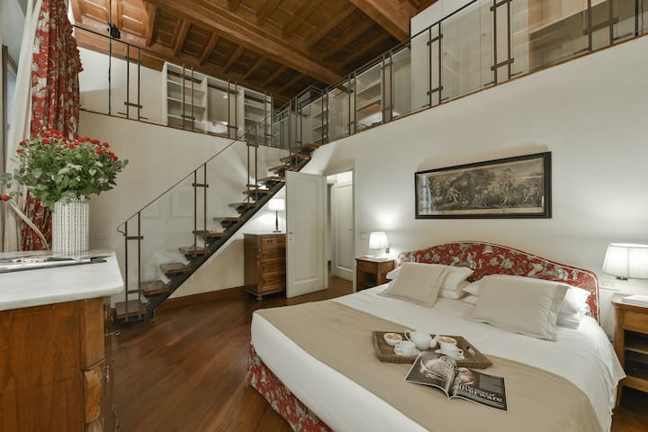 Raffaello apartment with fireplace in Oltrarno gallery image 3