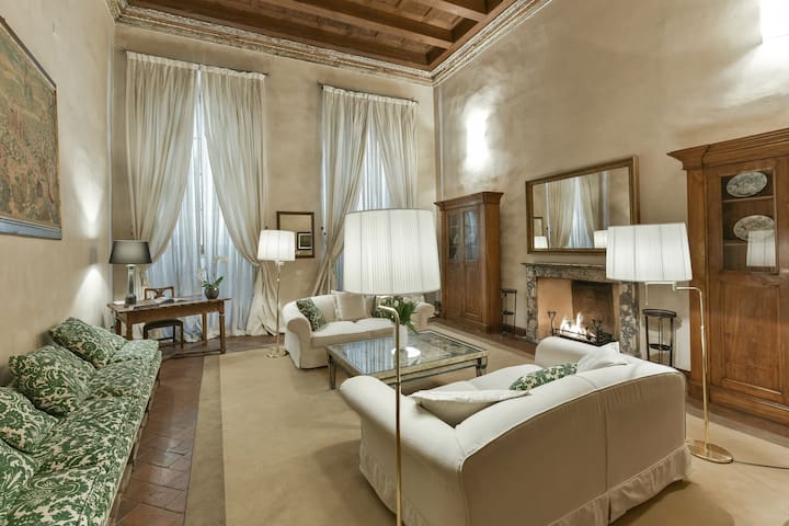 Raffaello apartment with fireplace in Oltrarno