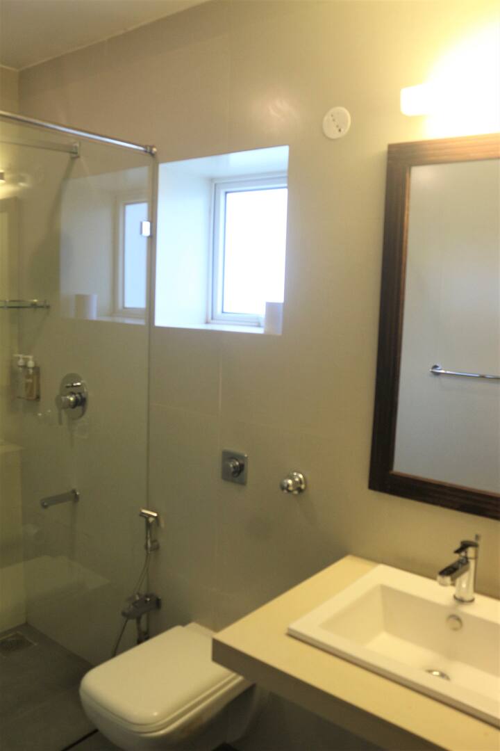 Full bathroom 1 image 1