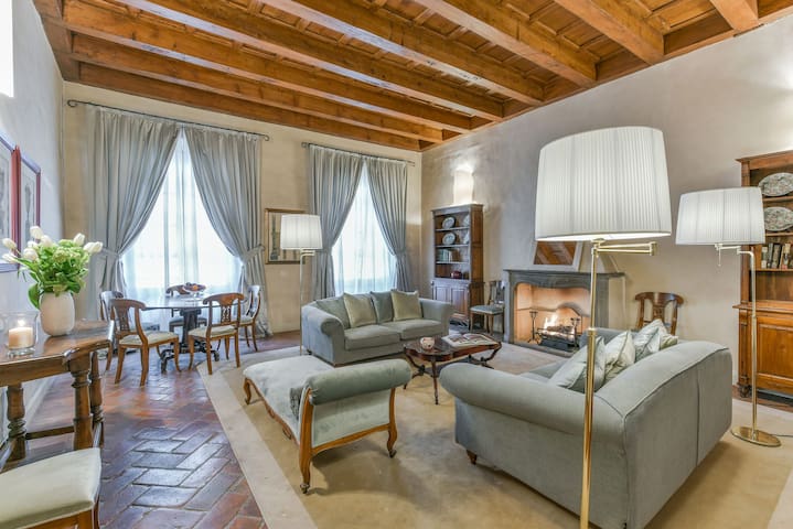 Pontormo apartment with fireplace in Oltrarno