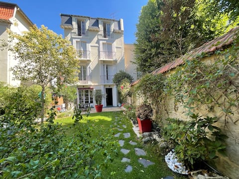 Large quiet garden duplex in a mansion