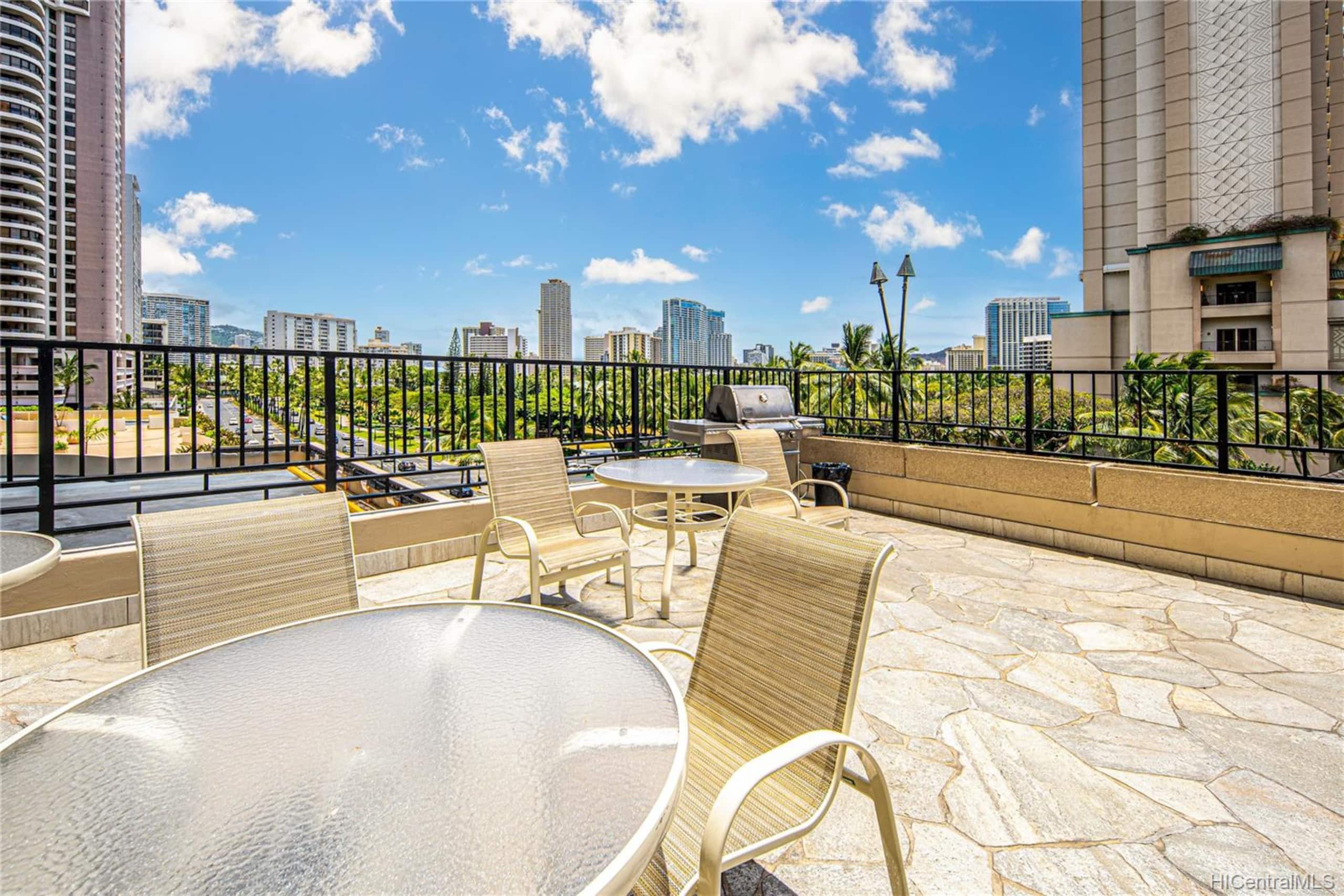 Condo in Honolulu · ★4.87 · Studio · 1 bed · 1 private bath - Image 14