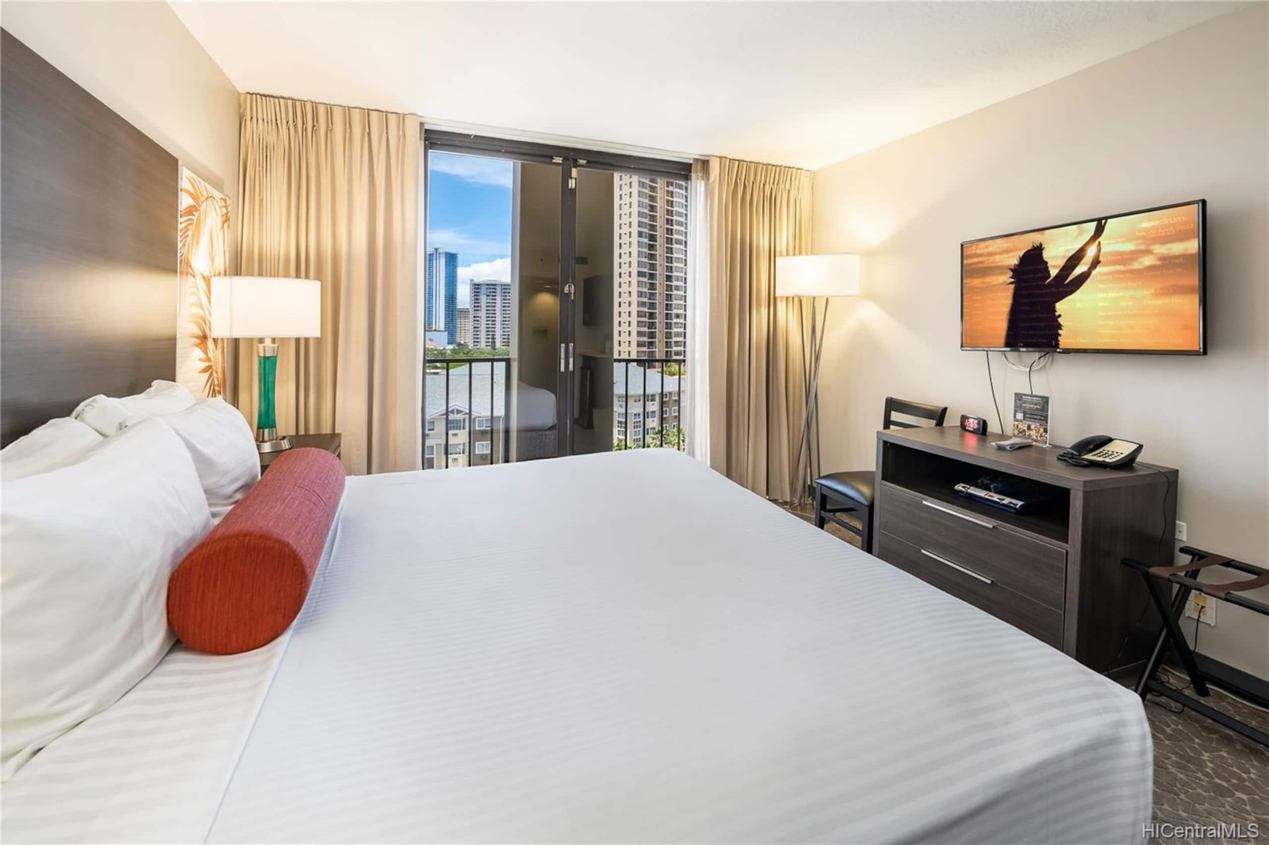 Condo in Honolulu · ★4.87 · Studio · 1 bed · 1 private bath - Image 2