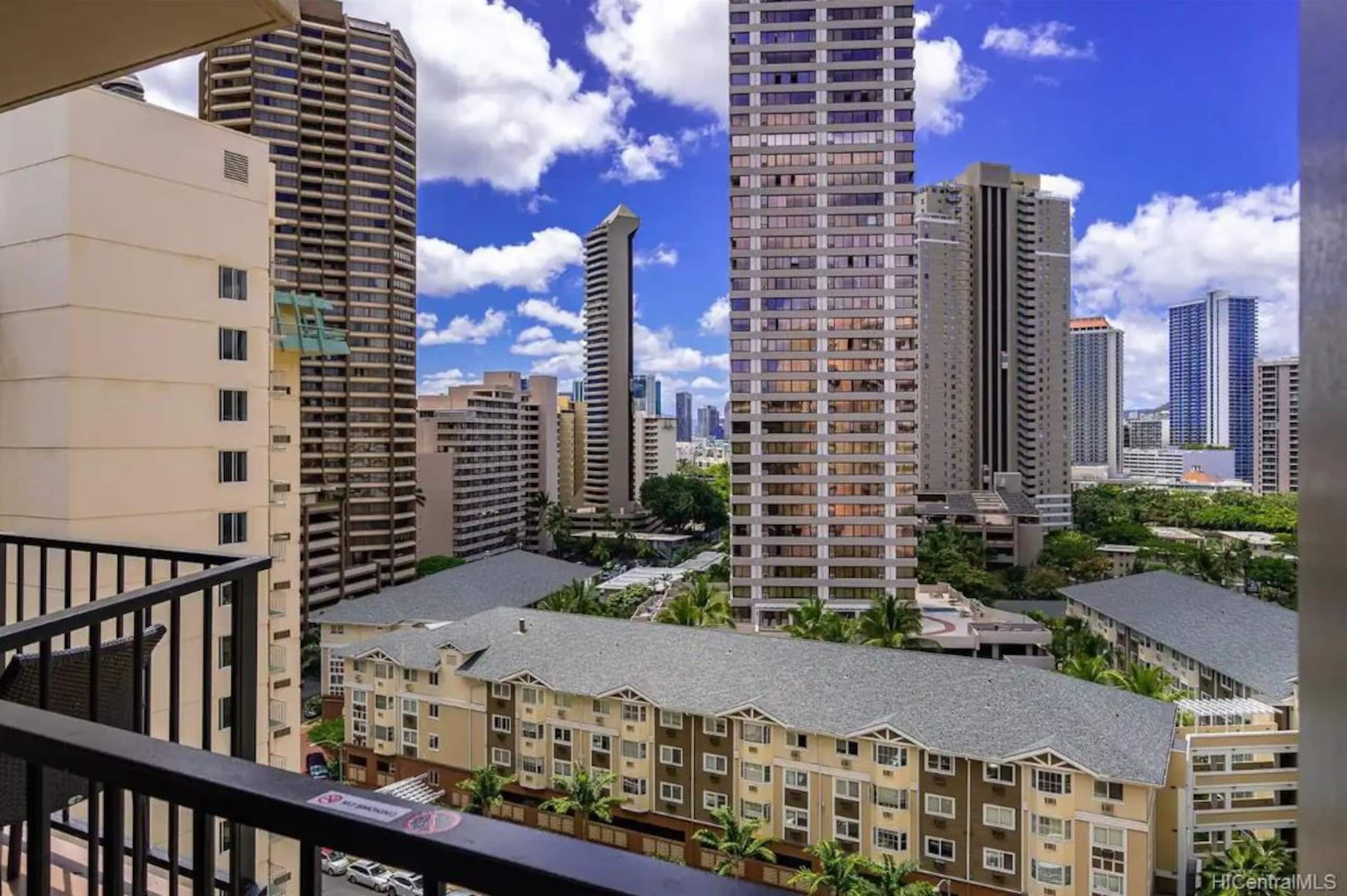 Condo in Honolulu · ★4.87 · Studio · 1 bed · 1 private bath - Image 8