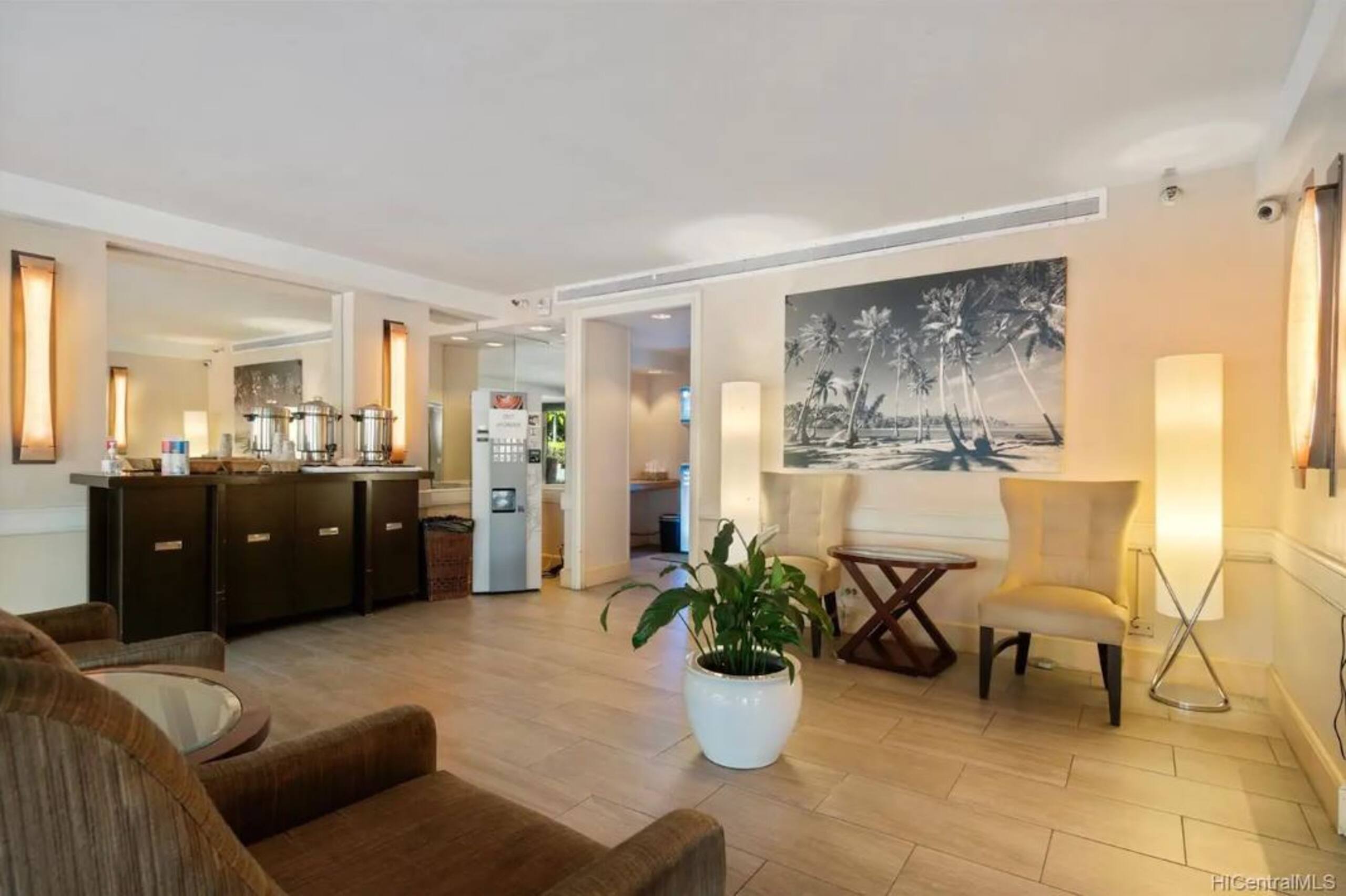 Condo in Honolulu · ★4.87 · Studio · 1 bed · 1 private bath - Image 15