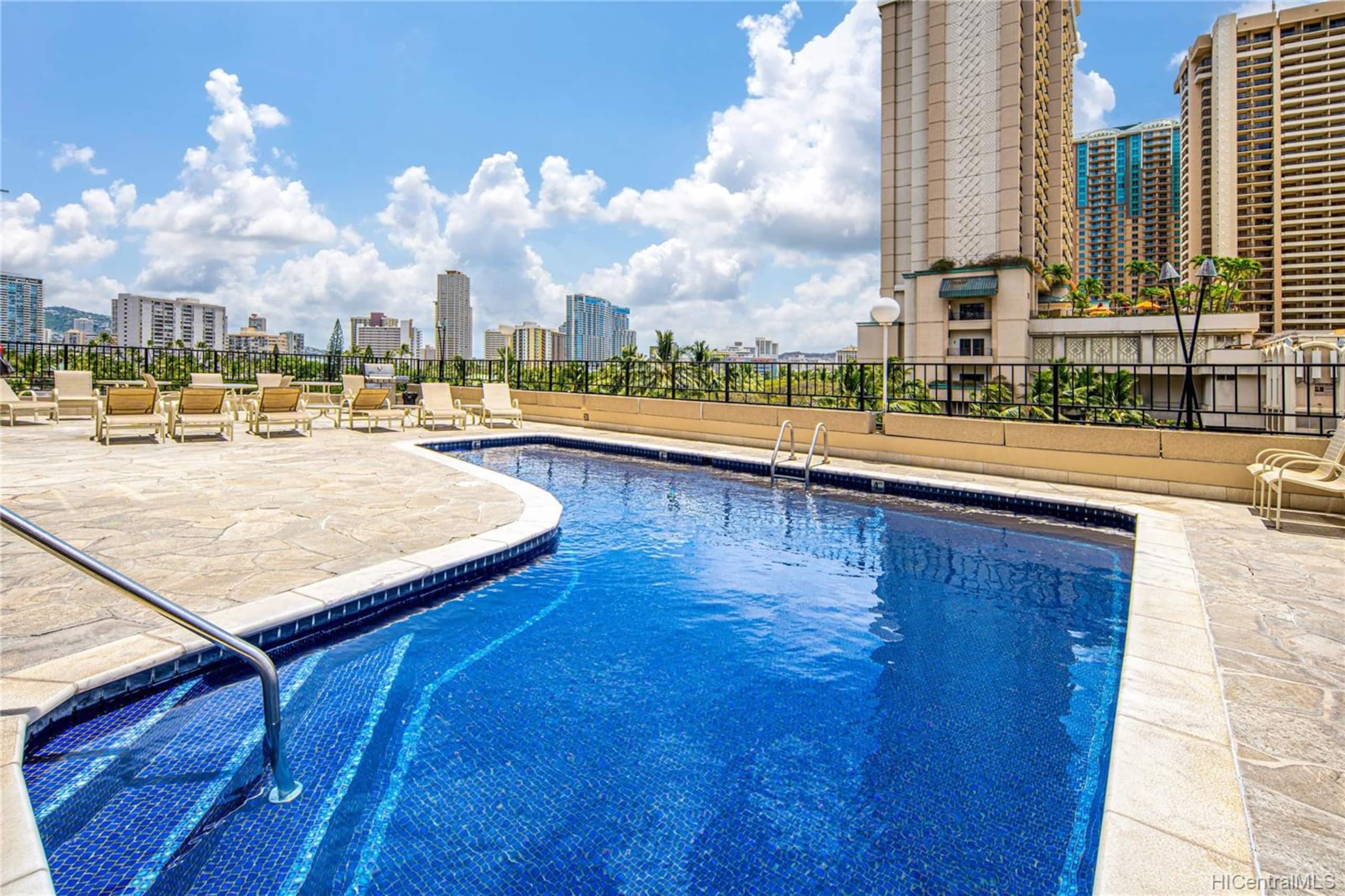Condo in Honolulu · ★4.87 · Studio · 1 bed · 1 private bath - Image 12