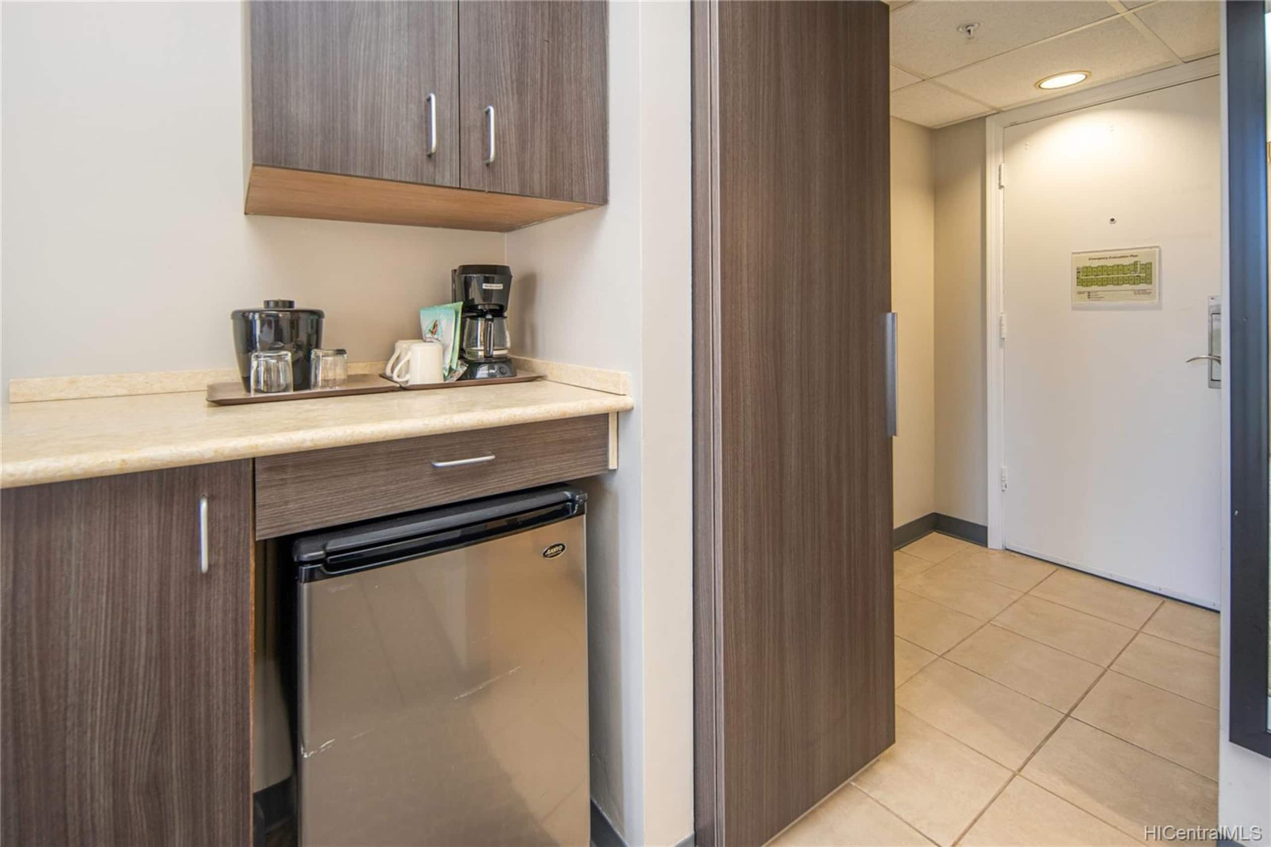 Condo in Honolulu · ★4.87 · Studio · 1 bed · 1 private bath - Image 4