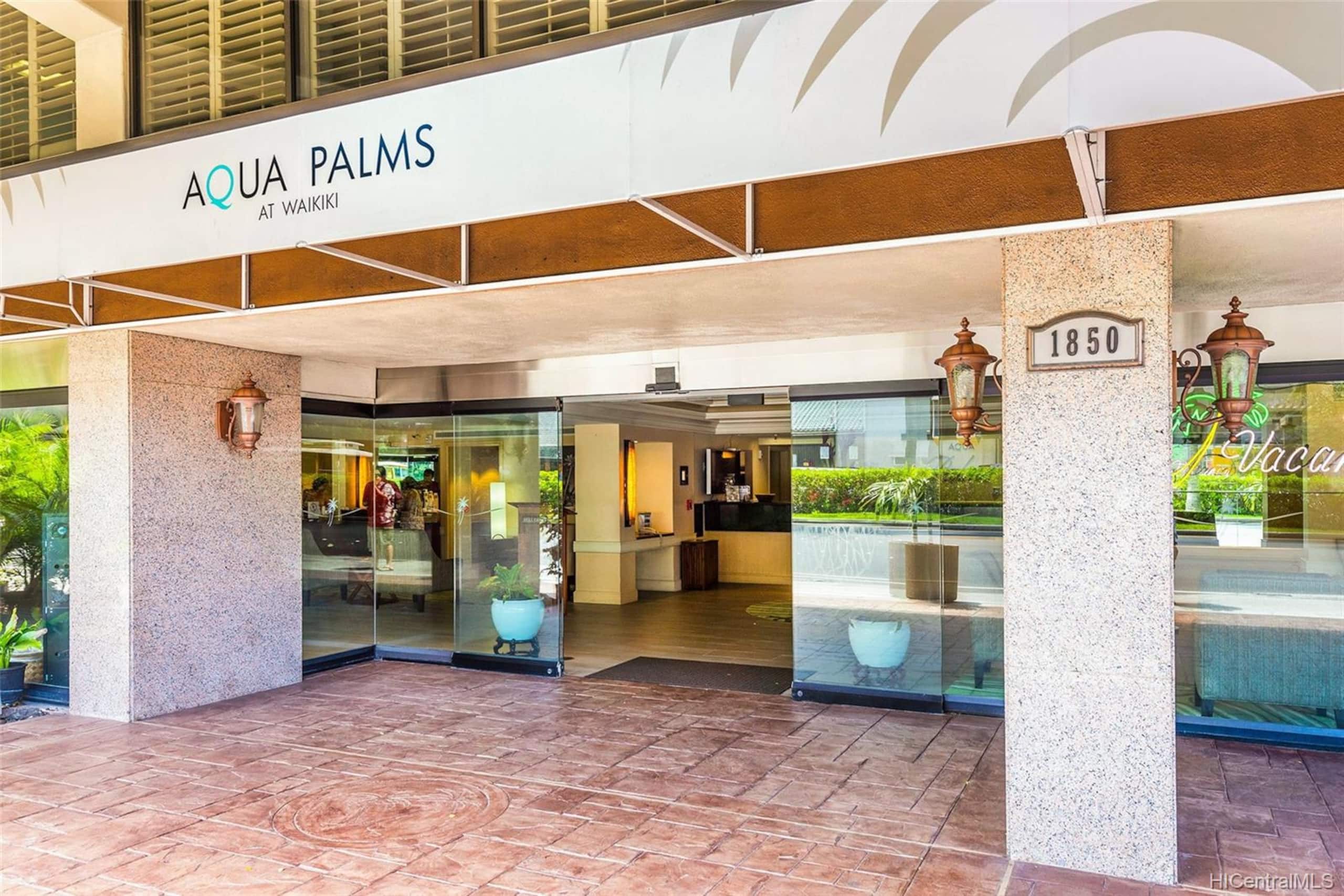 Condo in Honolulu · ★4.87 · Studio · 1 bed · 1 private bath - Image 9
