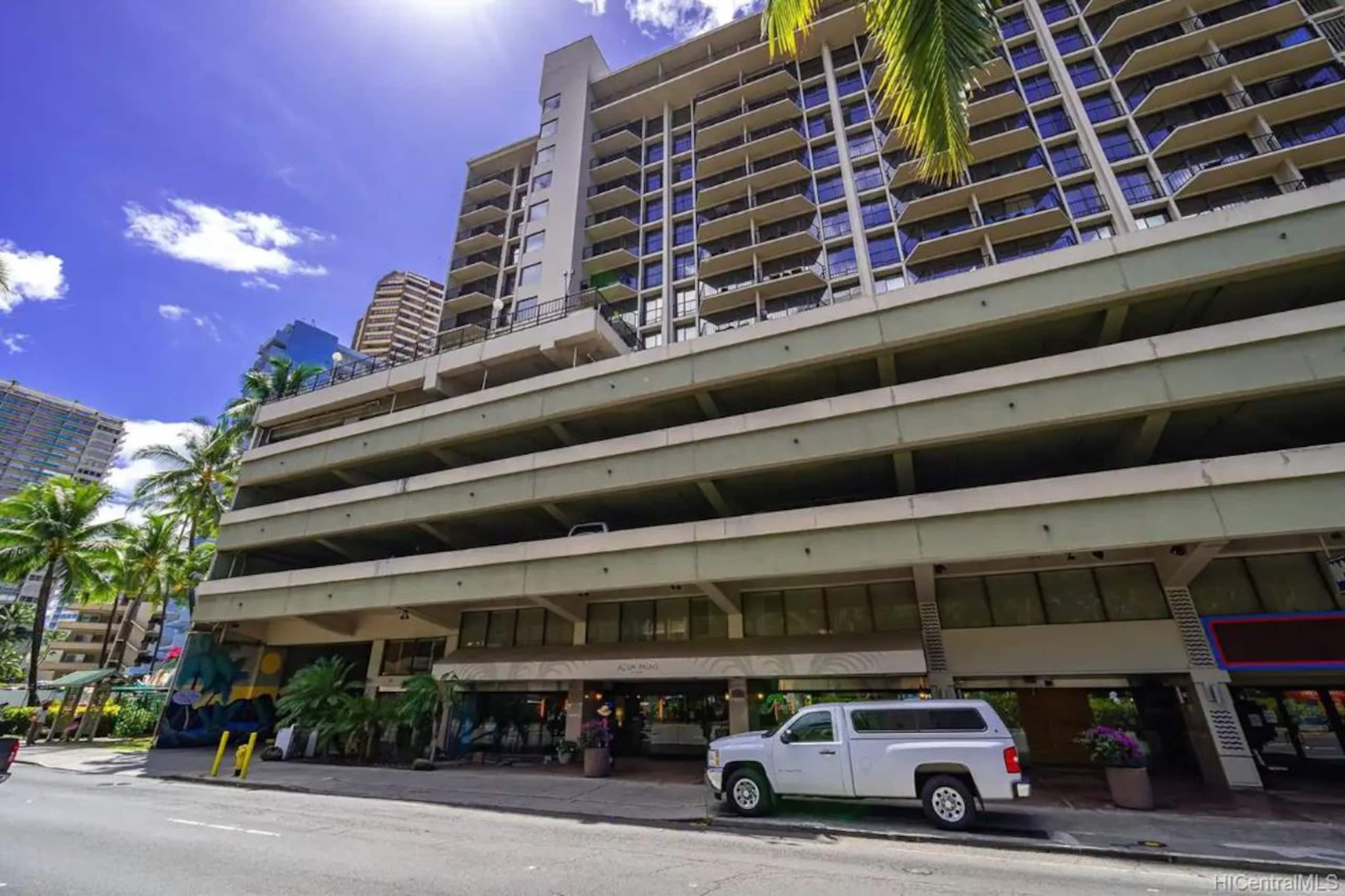 Condo in Honolulu · ★4.87 · Studio · 1 bed · 1 private bath - Image 10