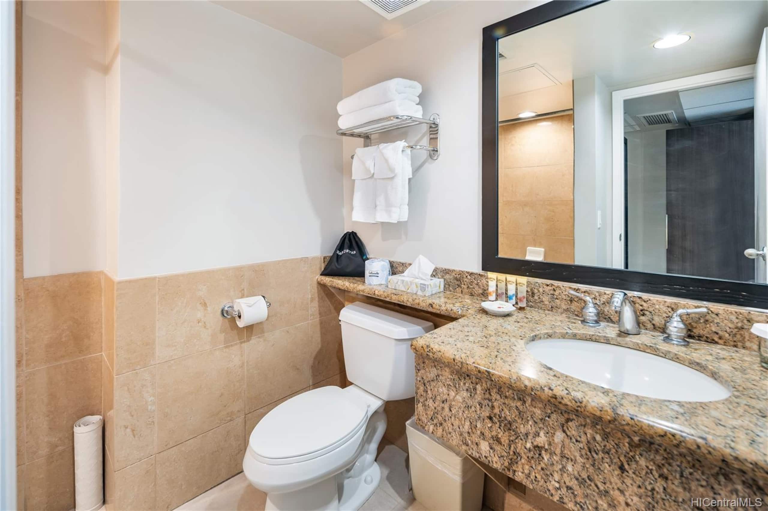 Condo in Honolulu · ★4.87 · Studio · 1 bed · 1 private bath - Image 7