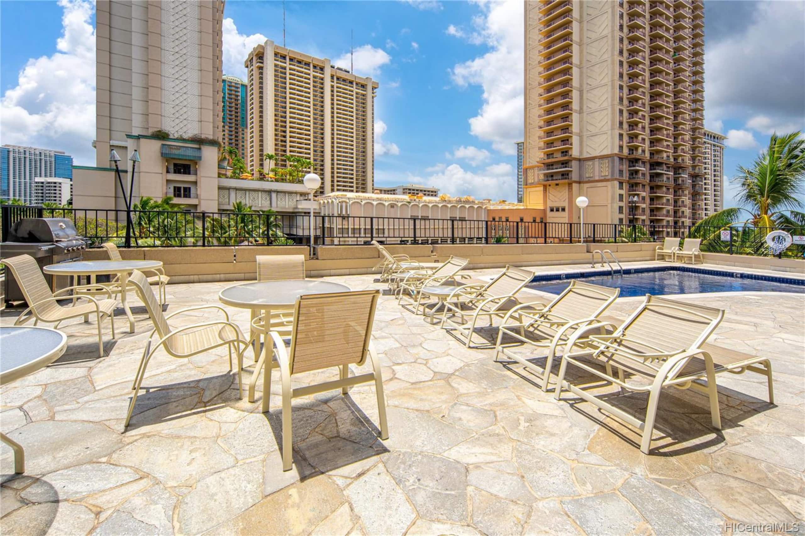 Condo in Honolulu · ★4.87 · Studio · 1 bed · 1 private bath - Image 13