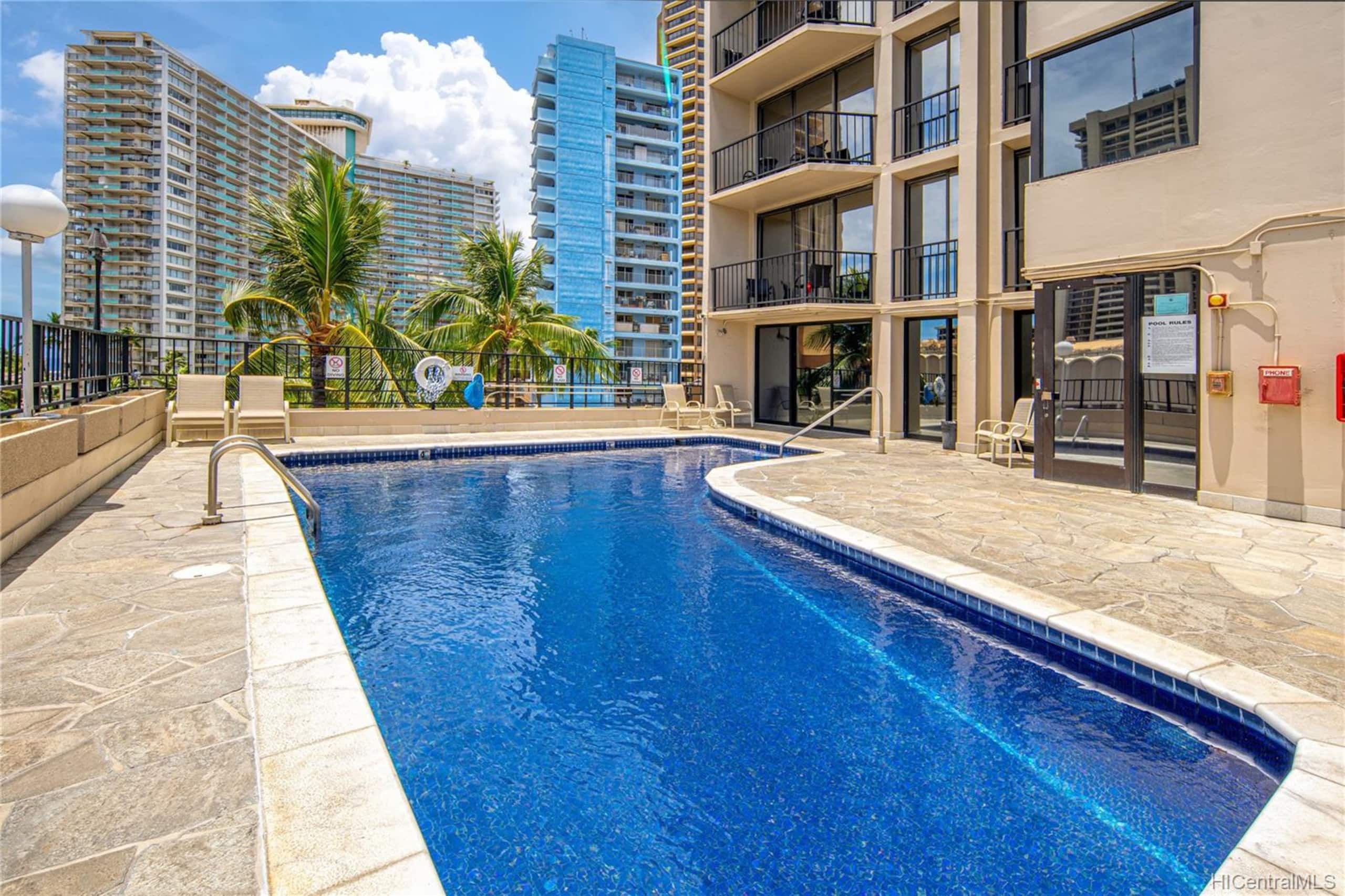 Condo in Honolulu · ★4.87 · Studio · 1 bed · 1 private bath - Image 11