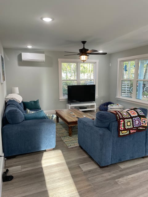 Top performing Airbnb: Cozy Cottage in Black Hammock Island