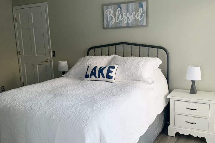 Ruhiges Hauptschlafzimmer mit Queensize-Bett.