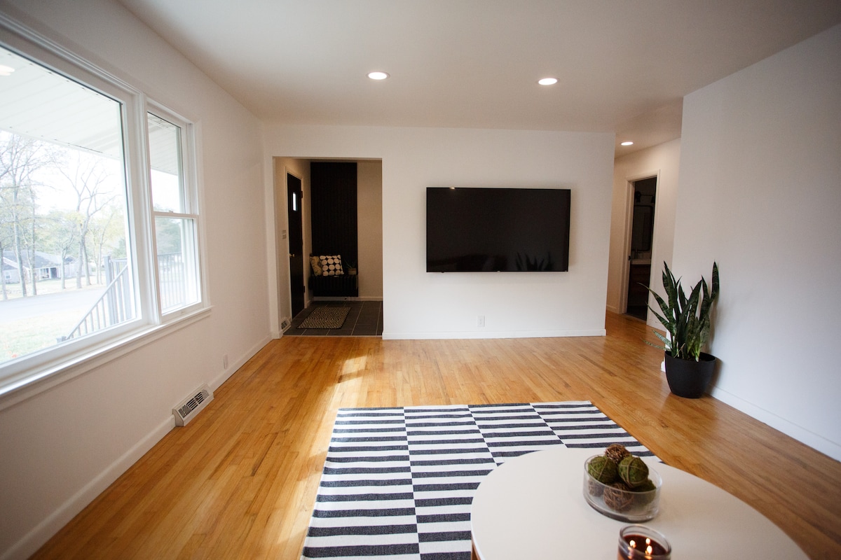 Modern 4 Bed Home On Golf Course Close To Campus +