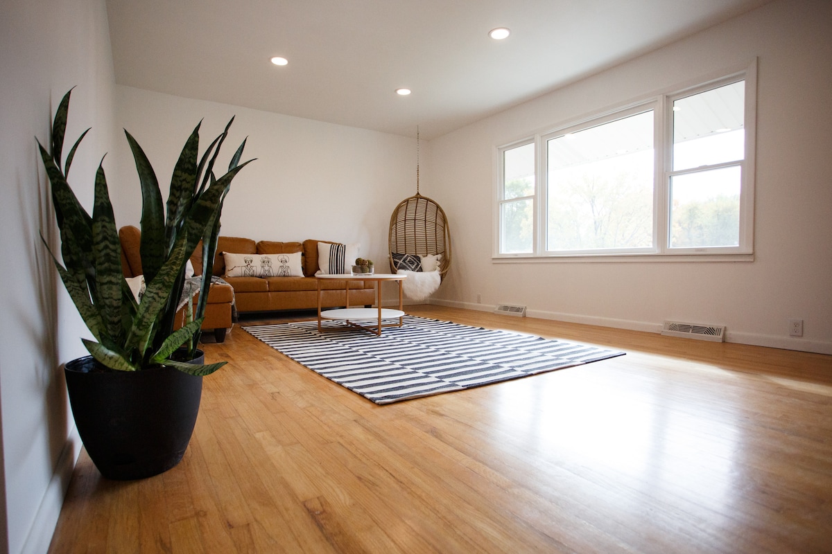 Modern 4 Bed Home On Golf Course Close To Campus +