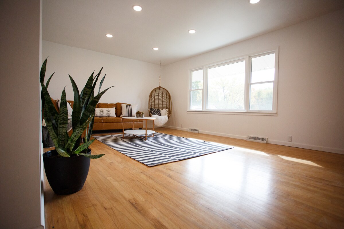 Modern 4 Bed Home On Golf Course Close To Campus +