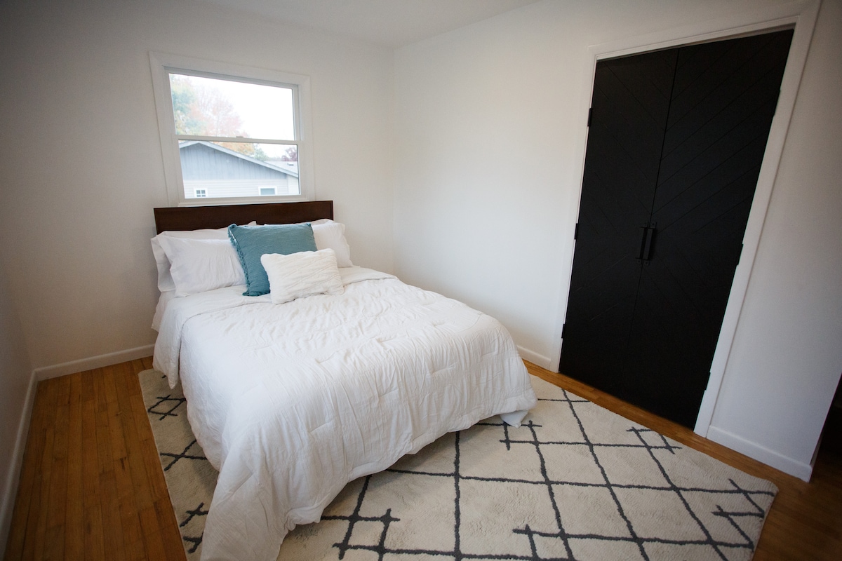 Modern 4 Bed Home On Golf Course Close To Campus +