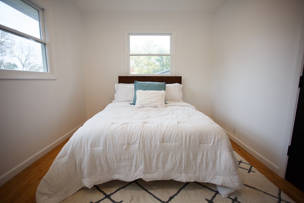 Modern 4 Bed Home On Golf Course Close To Campus +