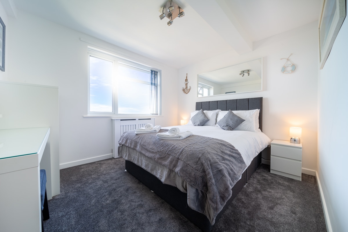 חדר שינה ראשי עם נוף לים