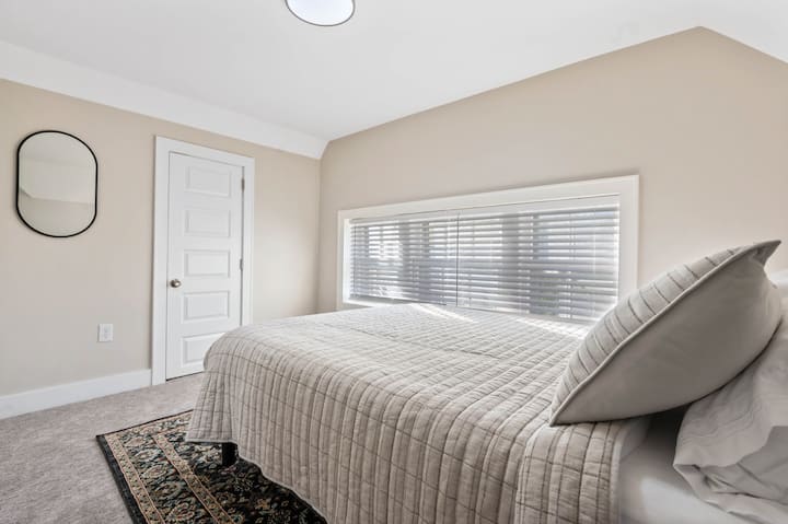 Spálňa na 3. poschodí (s manželskou posteľou veľkosti Queen)