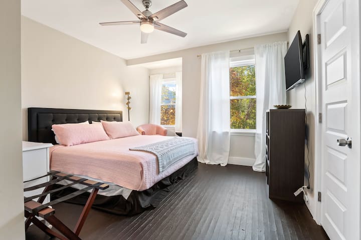 Spálňa na 2. poschodí č.2 (veľká manželská posteľ)