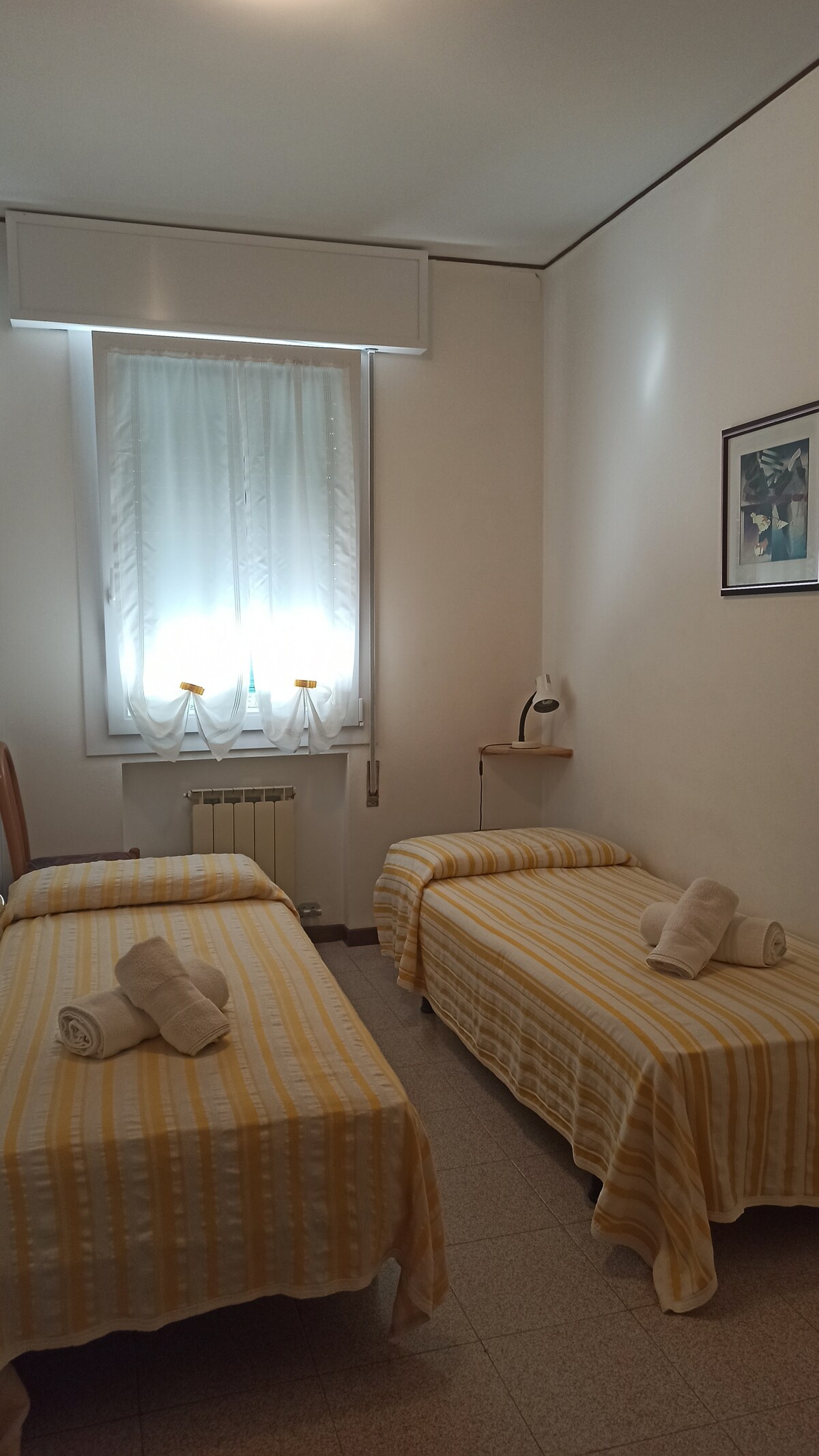 Dormitorio pequeño con la posibilidad de añadir una cuarta cama