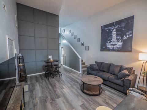 Walk to bars and restaurants! Pet friendly.