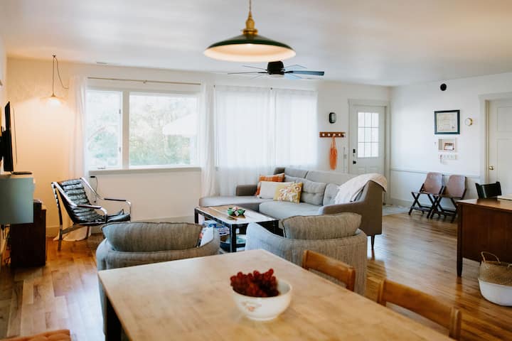 Cottage Under Oaks, Quiet Street W/ Dock, Kayaks - Oak Island, NC