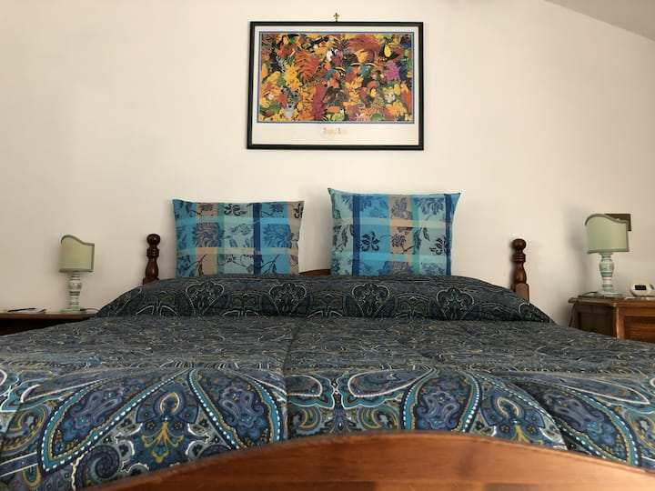 Спална соба со брачен кревет (широк 150-179