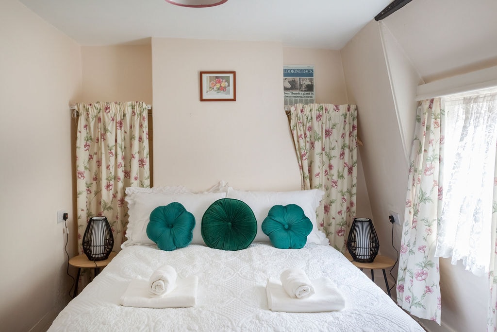 Удобната главна спална соба на Том Палец  

Сите состојки за совршен ноќен сон!

Кревет со големина на Ема Кинг и душек Ема
Постелнина John Lewis duvet
Dusk
УСБ приклучоци за ѕид од двете страни на креветот...