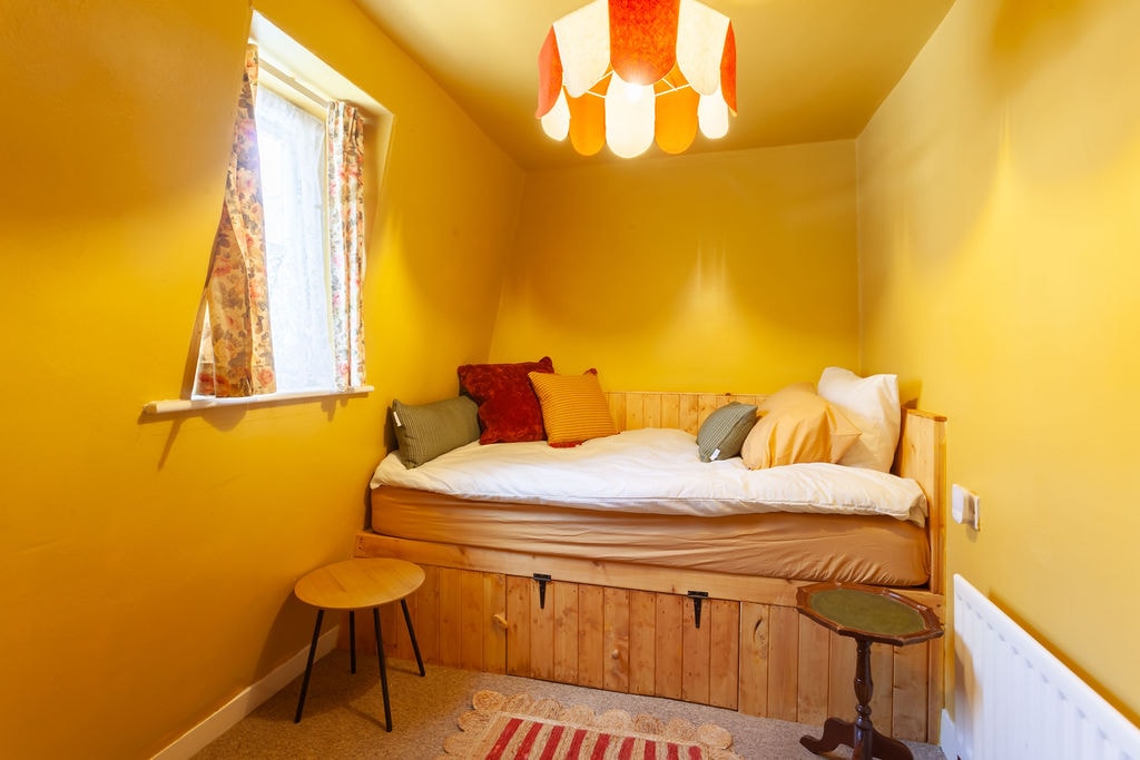 Втора спална соба - НОВ ДОДАТОК! Овој прекрасен кревет е изграден во јуни од локален столар од Истборн. Лео го изгради креветот рачно и ги наслика ѕидовите во umber...додадовме нов M&S душек и постелнина... можеби најудобниот кревет досега! 