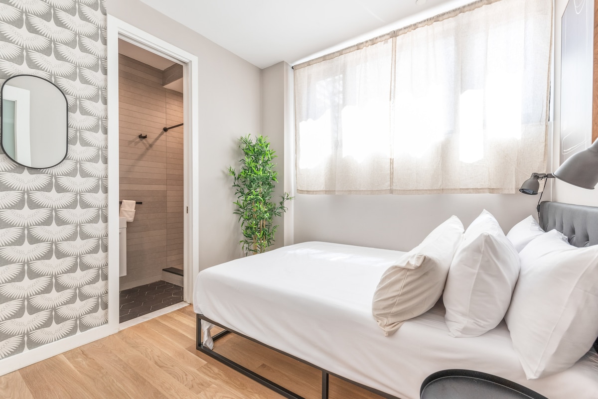 Room 2 # queen size bed 