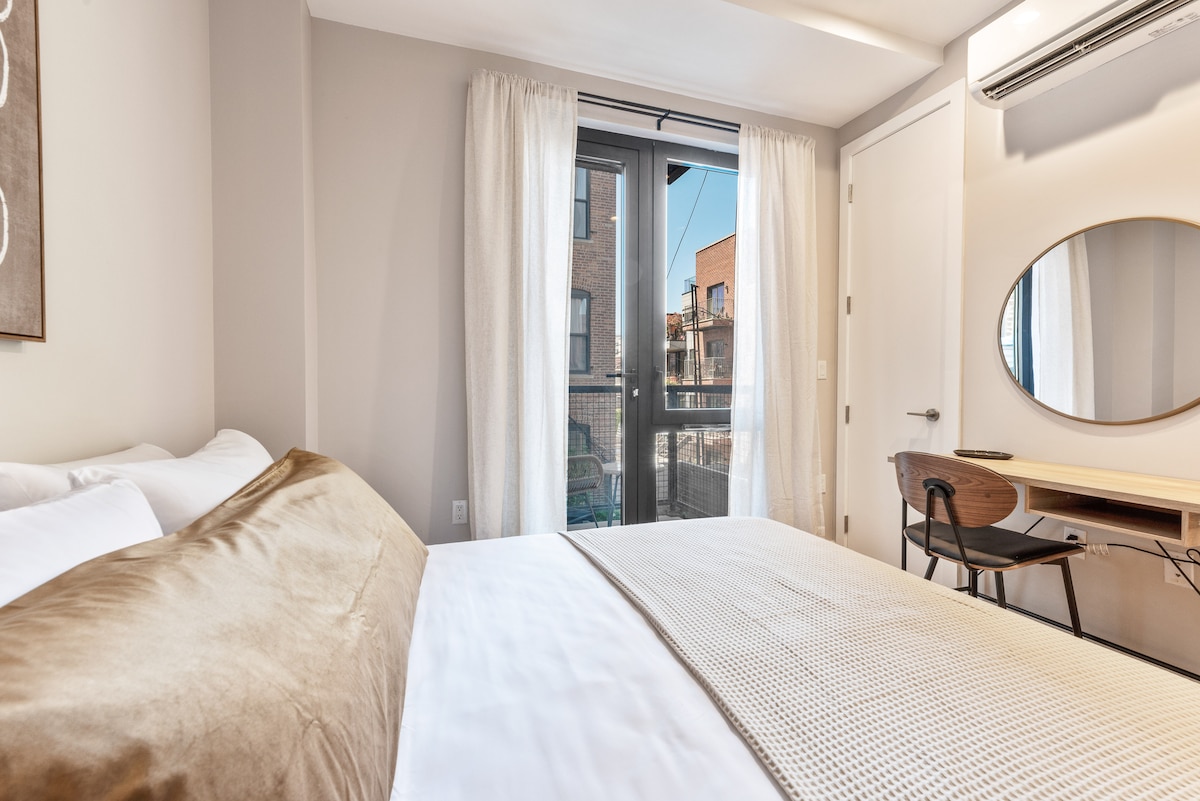 Room 1 # queen size bed 